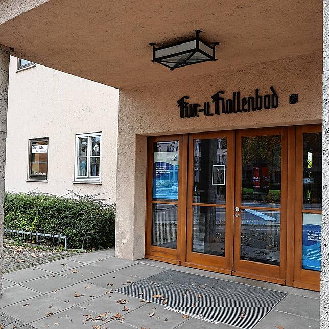 Durch dieser Tür sind zahlreiche Schulkinder und Vereinsmitglieder getreten und haben im Kur- und Hallenbad das Schwimmen gelernt oder ...