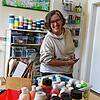 Susan Rüffer hält in ihrer Praxis in Wahlwies viele Materialien für ihre Kunsttherapie bereit.