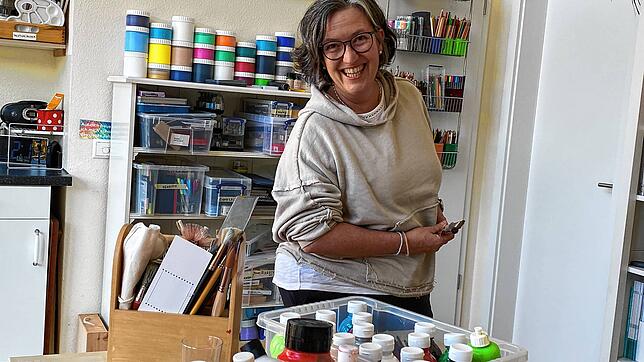 Susan Rüffer hält in ihrer Praxis in Wahlwies viele Materialien für ihre Kunsttherapie bereit.