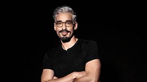 Serkan Ates-Stein feiert sich selbstironisch. Foto: Guido Schroeder Fotografie