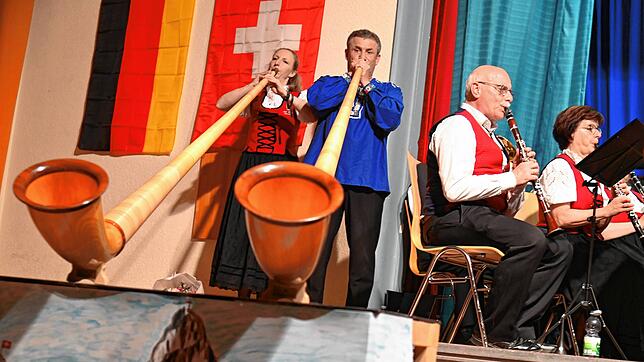 Mit dem Alphornauftritt war die Überraschung perfekt. Im Bild links, Lehrerin Angi Österle und Frank Borowski. Foto: Werner Müller
