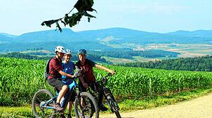 Das Motiv zeigt die Initiatorinnen der Rundtour (von links): Marlene Weiss, Martina Huber, Nicole Weiss. Foto: Touristinfo
