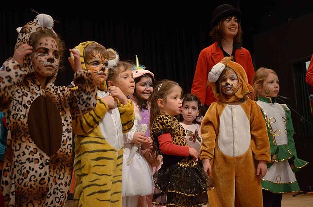 Manege frei für die Zirkusnummer des St.-Nikolaus-Kindergartens, die die Senioren im Saal zu einer richtig großen ...