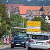 Der Verkehr staute sich in der Radolfzeller Straße teilweise länger zurück &ndash; vor allem, wenn sich die Bahnschranken in der ...