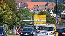 Der Verkehr staute sich in der Radolfzeller Straße teilweise länger zurück &ndash; vor allem, wenn sich die Bahnschranken in der ...