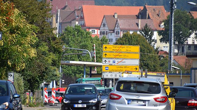 Der Verkehr staute sich in der Radolfzeller Straße teilweise länger zurück &ndash; vor allem, wenn sich die Bahnschranken in der ...