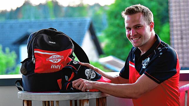 Eingepackt: Matthias Wenk richtet seine Klamotten für das nächste Training mit dem FC Wallbach. Ans Aufhören denkt die &bdquo;treue ...