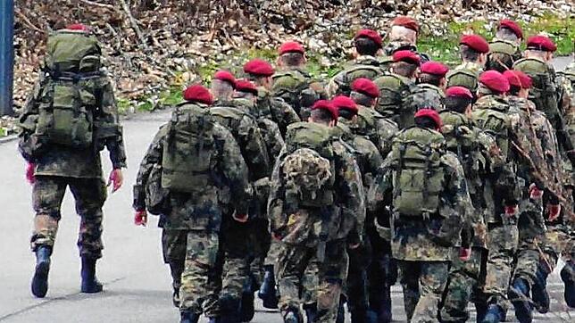 Ein ehemaliger Soldat, der in Staufer-Kaserne stationiert war, musste sich wegen unerlaubtem Waffenbesitz vor dem Amtsgericht ...