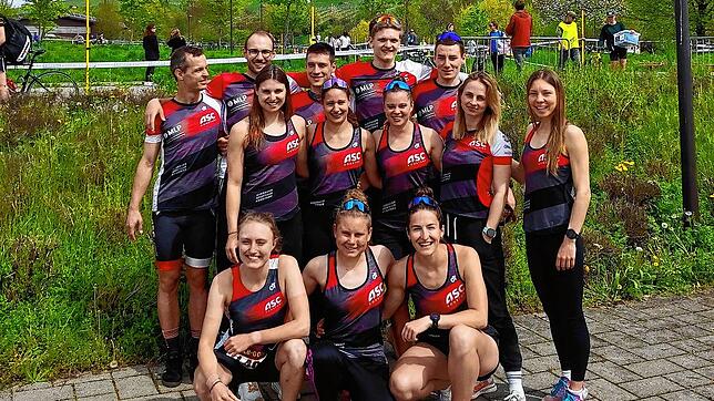 (Archivbild) Die erste Herrenmannschaft sowie die zwei Damenmannschaften des ASC Konstanz nach einem Wettkampf in der Triathlonliga.