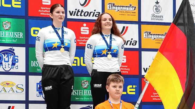 Am Ziel ihrer Träume: Die Kunstrad-Juniorinnen Letizia Daudey (links) und Sofia Baier vom RV Lottstetten sind ...