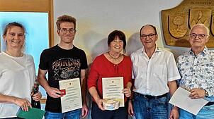 Bei der Ehrung (von links): Bürgermeisterin Marion Frei, Johannes Jehle (zehn Blutspenden), Ingrid Enderling (100), DRK-Vertreter ...