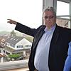 Vom Hohentengener Rathausfenster aus kann Bürgermeister Martin Benz auf das Standortgebiet Nördlich Lägern bei Weiach sehen, wo ein ...