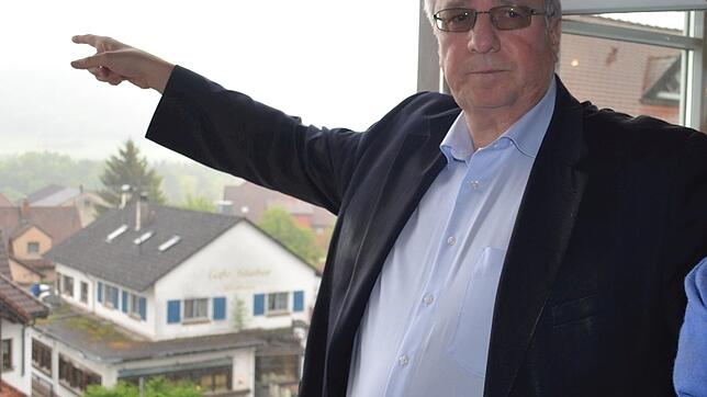 Vom Hohentengener Rathausfenster aus kann Bürgermeister Martin Benz auf das Standortgebiet Nördlich Lägern bei Weiach sehen, wo ein ...