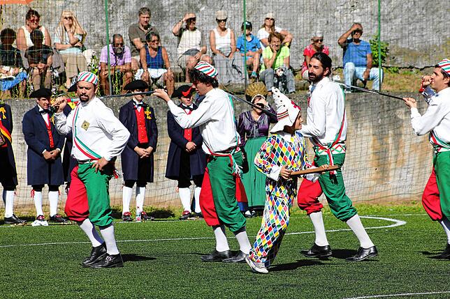 Die Überlinger Schwerttanzkompanie (hinten) bei ihrem Besuch 2017 in Fenestrelle. Auch wenn der zwölfjährige Arlecchino Fabio Paretto ...