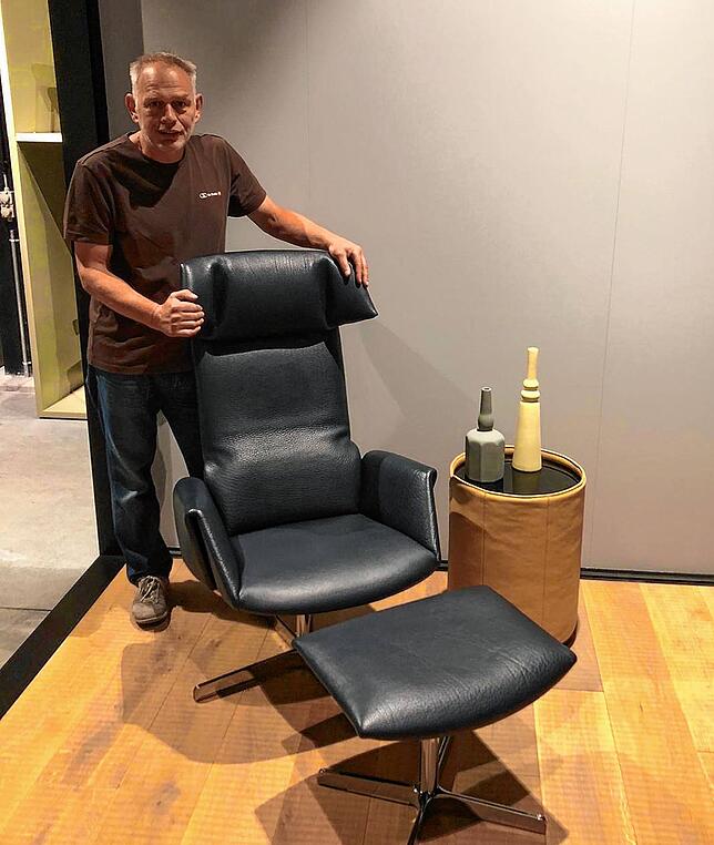 Rainer Jehle arbeitet seit 30 Jahren in der Schweiz. Er fertigt exklusive Möbel.