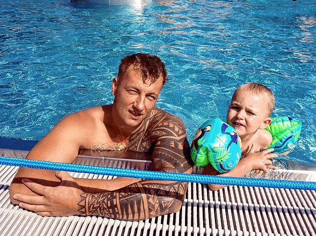 Im Becken: Tobias Neuendorf und sein Sohn Danny (3) aus Waldshut finden das Tiengener Freibad wunderschön und genießen das erfrischende ...