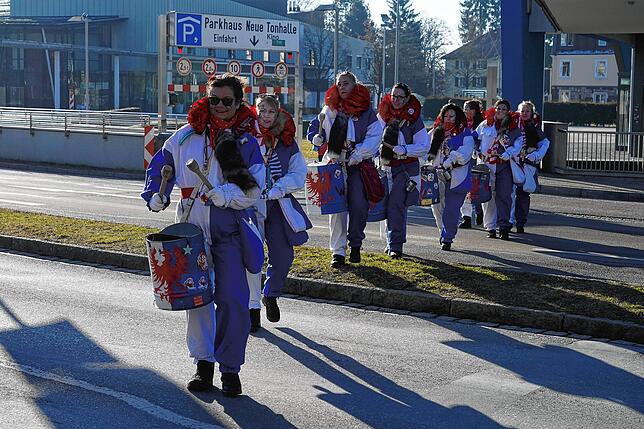 Bild 9: Glonkis, Butzesel und Hexen: Die Fasnet ruft