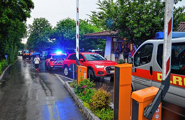 Bild 1: Bilder vom Unwetter in Markdorf: Evakuierung des Campingplatzes
