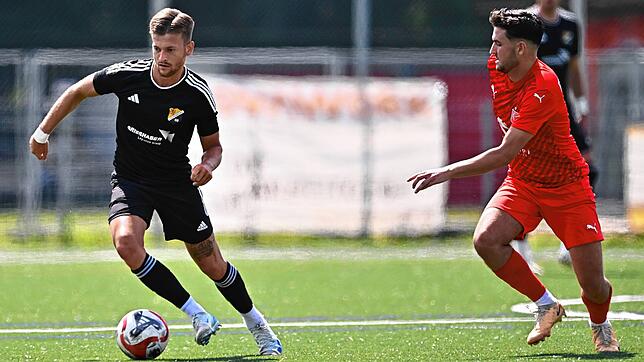 Entscheidung: In der Nachspielzeit erzielte Emanuel Esser (links) den verdienten Laufenburger 1:0-Siegtreffer bei der U23 des Freiburger FC