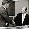 Handschlag zwischen den Bürgermeistern Ziwey von Stockach (rechts) und Herzog von Hoppetenzell. Der Ortsteil gehörte zusammen mit ...