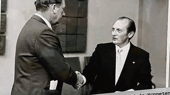 Handschlag zwischen den Bürgermeistern Ziwey von Stockach (rechts) und Herzog von Hoppetenzell. Der Ortsteil gehörte zusammen mit ...