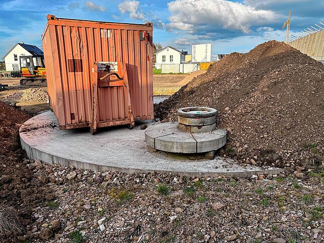 Hier, tief in der Erde, befindet sich der Betonbehälter für den Eisspeicher, der einmal Strangen 2 mit Wärme versorgen soll.