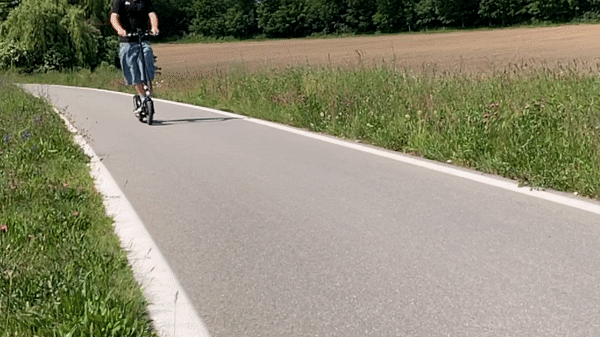 Kevin König von der Firma Joos testet den neuen Scooter vorschriftsgemäß auf dem Radweg. Bild: Oliver Hanser