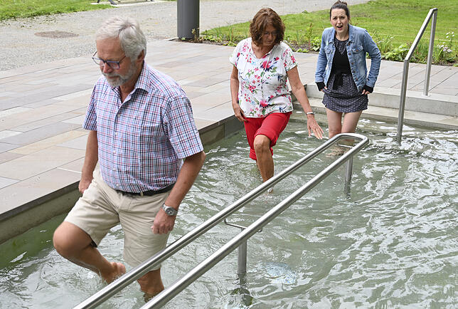 Bild 1: Gesund und fit durch kaltes Wasser: So kneippen Sie zuhause oder im Kneipp-Becken auf der Mettnau richtig