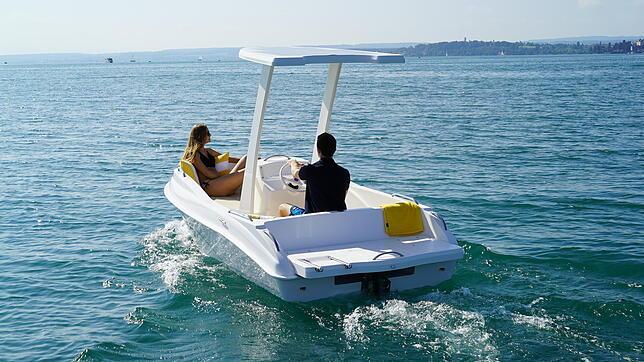 Das unkomplizierte Einsteigerboot Ott 470 E kann sowohl mit dem Solarpaneel, als auch mit Landstrom geladen werden.