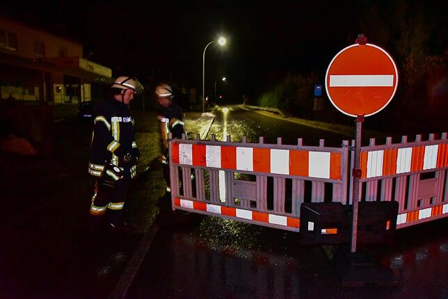 Die Feuerwehr sperrt Straßen ab.