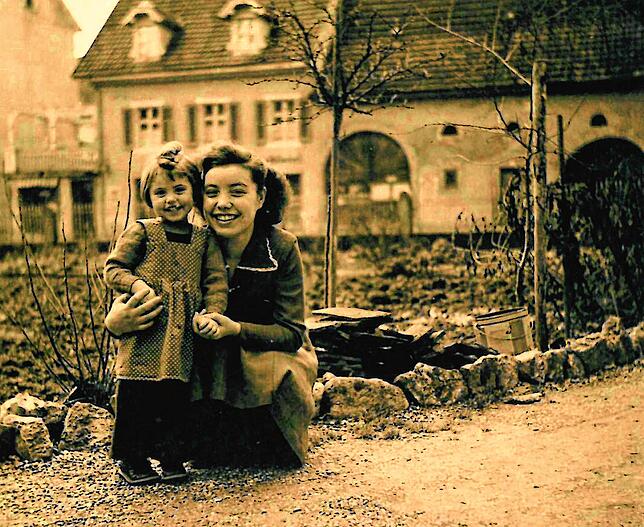 Walburga Büche mit ihrer Schwester Ruth um 1950/51 im Garten der „Alten Krone“, im Hintergrund das Café Schmidt mit ...