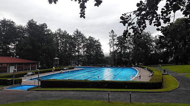 Im Schwimmerbecken darf in den Bahnen nur in eine Richtung geschwommen werden. Die Aufsichtsperson klärt immer wieder Badegäste auf.