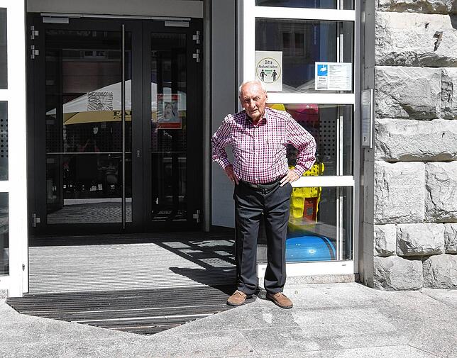 Altbürgermeister Franz Ziwey steht am heutigen Eingang der Adler Post. Die Tür hat sich im Laufe der Jahre verändert: das Glasdach kam ...