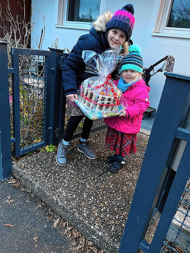 Was für eine Überraschung. Auf einmal steht der Kuchen vor der Haustüre. Nelia (3) und Lina (9) freuen sich.