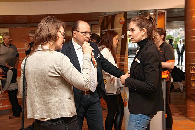 Marion Plate (links) und Schulleiter Carsten Schnell im Gespräch mit einem der ausstellenden Betriebe.