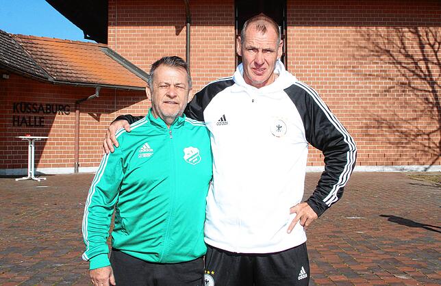 Freunde: Bei einem Urlaub in Ägypten lernte Trainer Raimund Hübner (links) vom SV Rheintal den Leiter der Fußball-Akademie in Sharm el ...