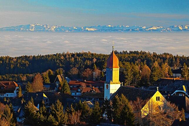 Mit Blick auf die Schweizer Alpen wirbt Höchenschwand um Touristen. Nicht ohne Erfolg: Nach Übernachtungen ist die Gemeinde viertgrößter ...