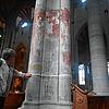 Pfarrgemeinderatsvorsitzende Christine Gäng untersucht eine der Säulen, die bei den Sanierungsarbeiten zwischen 1908 und 1924 ...