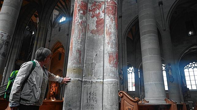 Pfarrgemeinderatsvorsitzende Christine Gäng untersucht eine der Säulen, die bei den Sanierungsarbeiten zwischen 1908 und 1924 ...