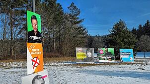 Am Ortseingang von Königsfeld aus Richtung Mönchweiler empfangen den Passanten große und kleinere Plakate gleich mehrerer Parteien. ...