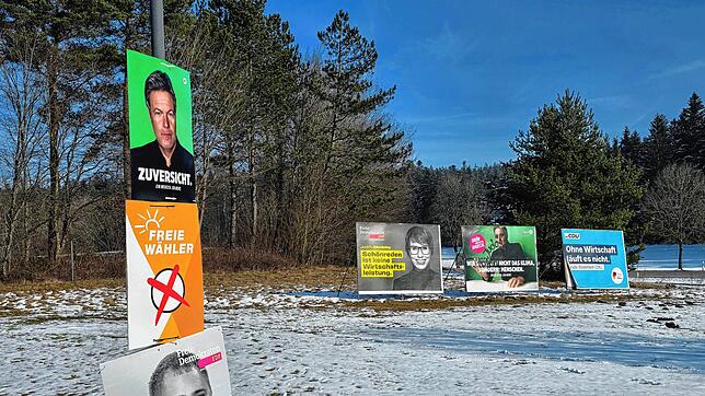 Am Ortseingang von Königsfeld aus Richtung Mönchweiler empfangen den Passanten große und kleinere Plakate gleich mehrerer Parteien. ...