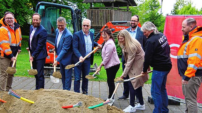 Cablex-Geschäftsführer Matthias Mäckle, PwC-Vertreter Thomas Wahl, Bürgermeister Joachim Grüner, BLS-Geschäftsführer Holger Jerg, ...