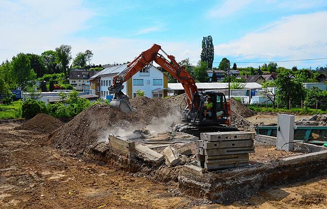Die Anlage des neuen Dorfplatzes ist mit erheblichen Erdbewegungen verbunden.