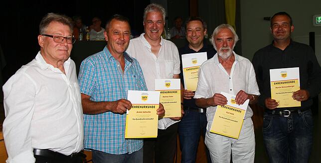 Ehrungen II: Beim Bezirkstag der Hochrhein-Fußballer in Jestetten zeichnete der Ehrenamtsbeauftragte Roland Kuhne (von links) Armin ...