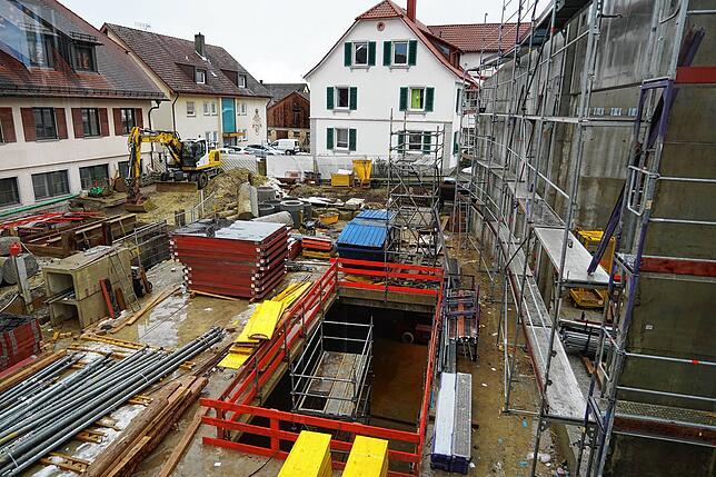 Noch klaffen mehrere große Löcher zwischen dem alten Winzergebäude (links) und dem Rohbau. Die Straße soll aber bald wieder befahrbar sein.