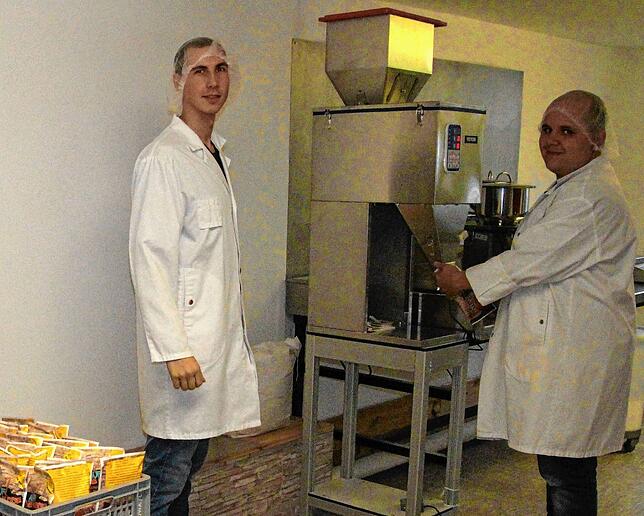 In der Produktionsstätte in Bräunlingen wird die Backmischung hergestellt. Hygienische Bekleidung ist dabei selbstverständlich.