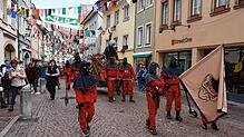 Die Gruppen der Narrenzunft Tiengen &ndash; hier die Henker, deren Beil Vorbild für die Grundform des Pins ist &ndash; werden beim ...