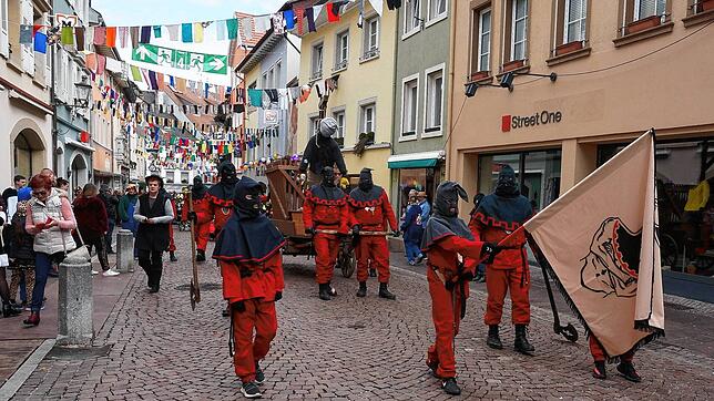Die Gruppen der Narrenzunft Tiengen &ndash; hier die Henker, deren Beil Vorbild für die Grundform des Pins ist &ndash; werden beim ...