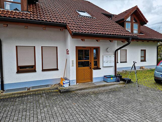 Hinter dieser Fassade ereignete sich die Familientragödie. Das Bild entstand direkt nach der Tat.