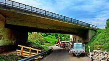 Vorbereitungen für die Sanierung an der oberen B 518-Brücke in Eichen wurden schon getroffen. Foto: Edgar Steinfelder